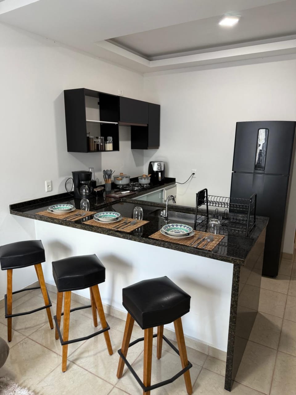 Coffee/tea facilities, Kitchen or kitchenette, Dining area, stove