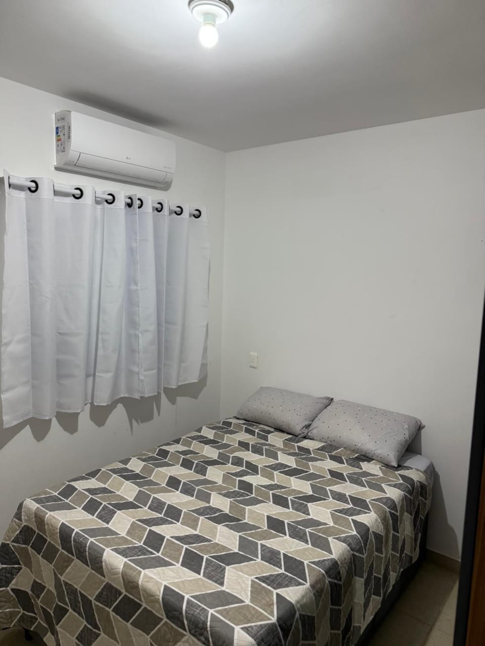 Bed, Photo of the whole room, Bedroom, air conditioner