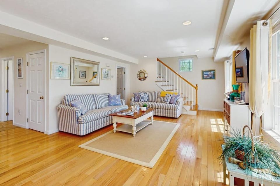 The Yarmouth Anchor - 14 House in West Yarmouth