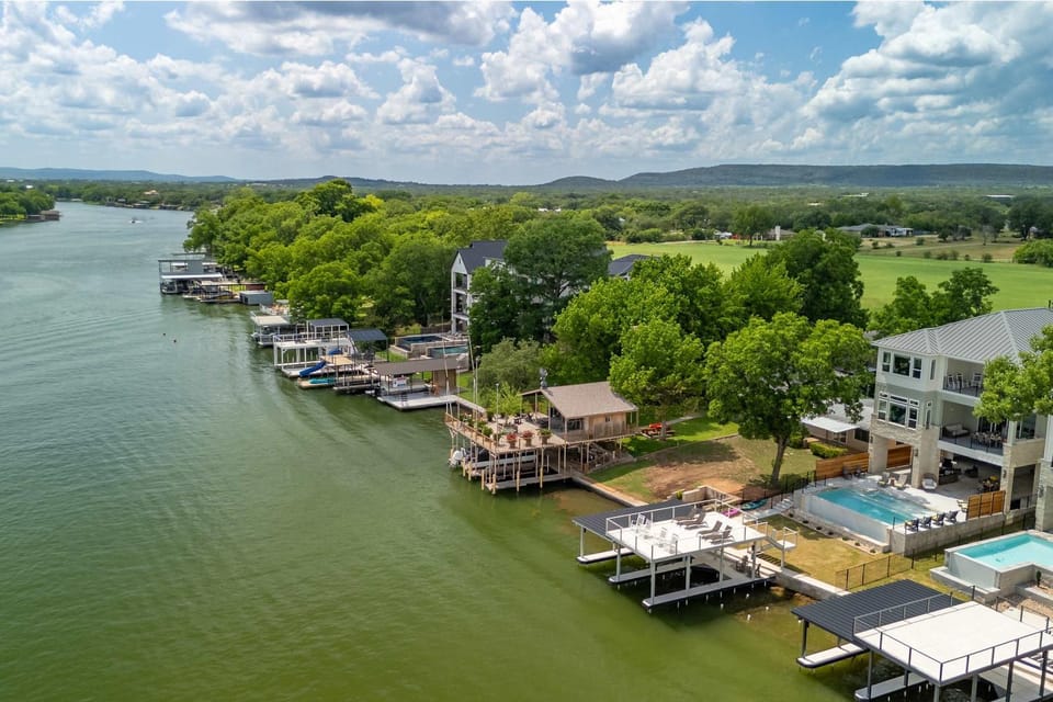 The 563 Villa with Concierge Services House in Kingsland