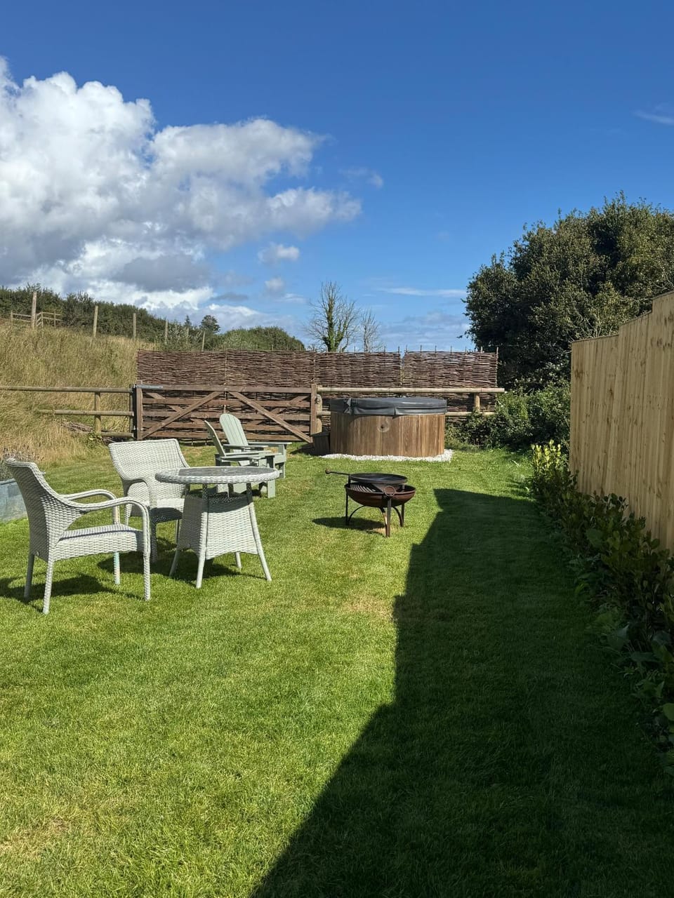 Day, Natural landscape, Summer, BBQ facilities, Garden, Hot Tub, Seating area, Dining area, sunbed