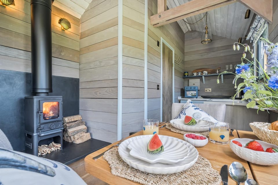 Food and drinks, Seating area, Dining area, Food, fireplace