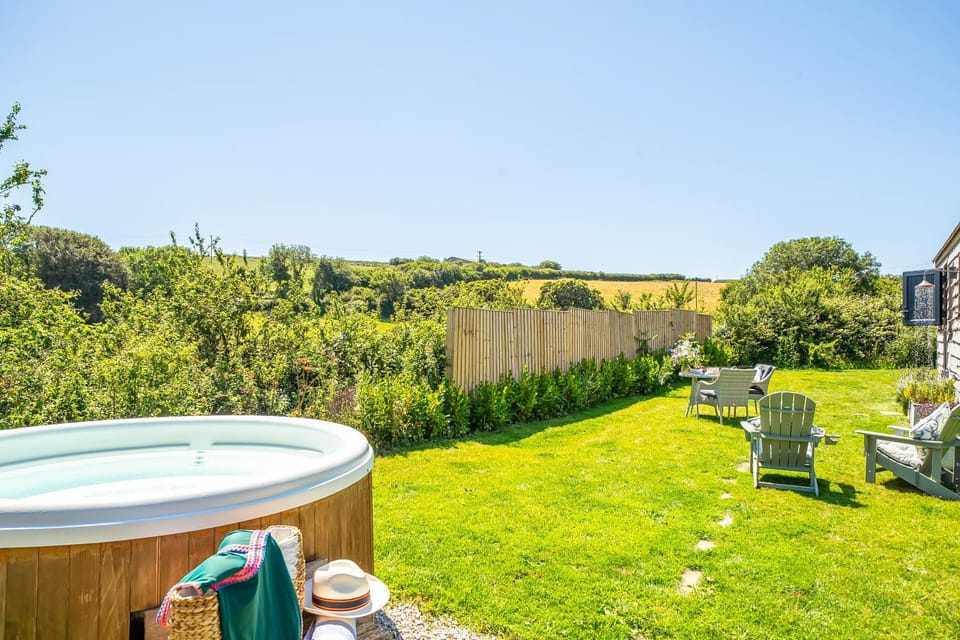 Day, Natural landscape, Summer, Garden, Hot Tub, Seating area