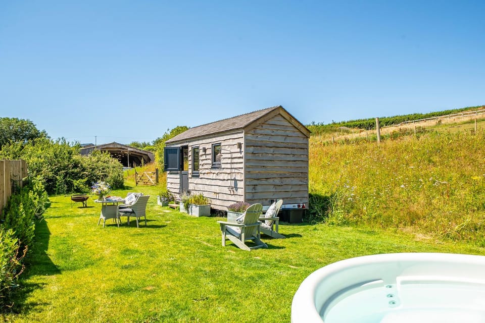 Property building, Day, Natural landscape, Summer, BBQ facilities, Garden, Hot Tub, Seating area, Dining area