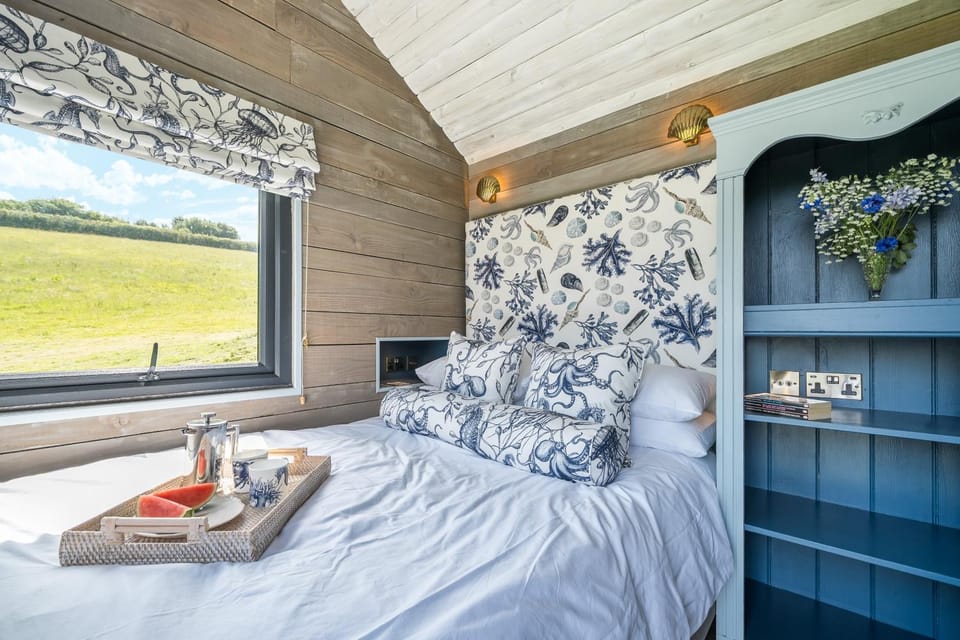 Bed, Natural landscape, Food and drinks, Bedroom, Food