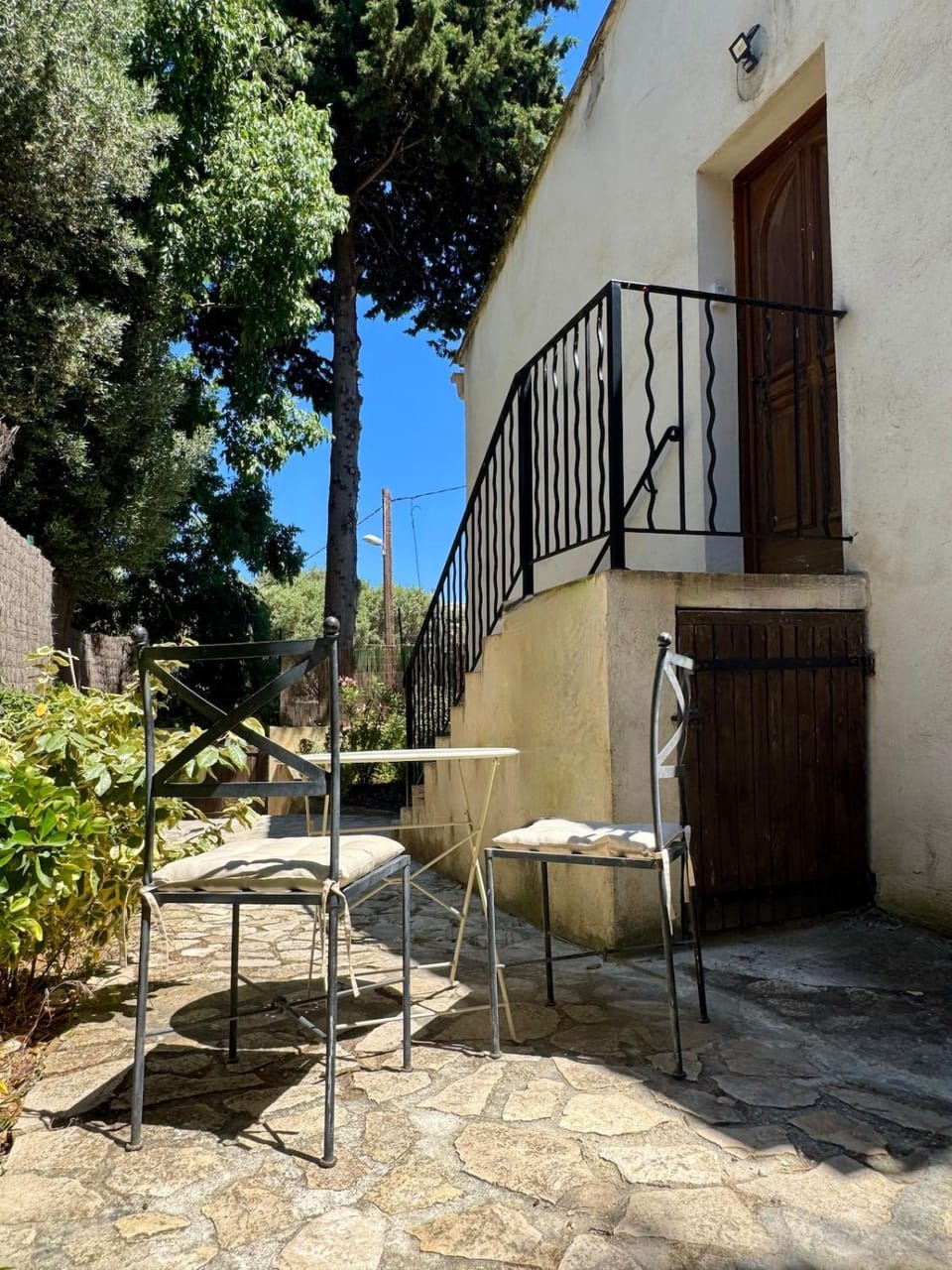 Patio, Day, Dining area