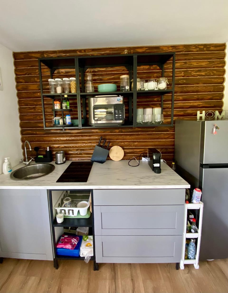 Kitchen or kitchenette, oven