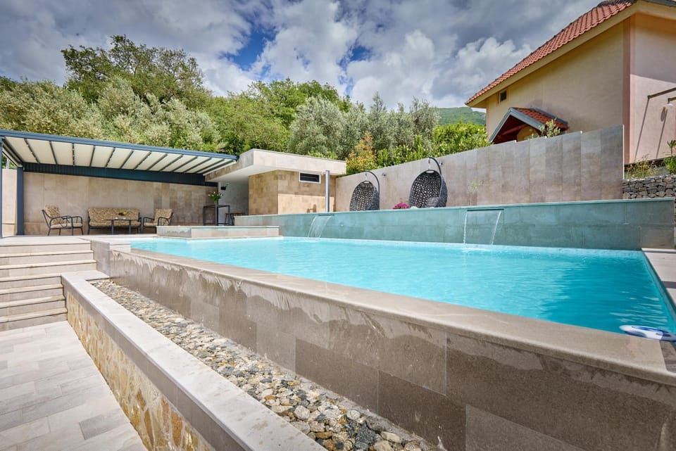 Villa Oaza with Outdoor Pool Villa in Kotor Municipality