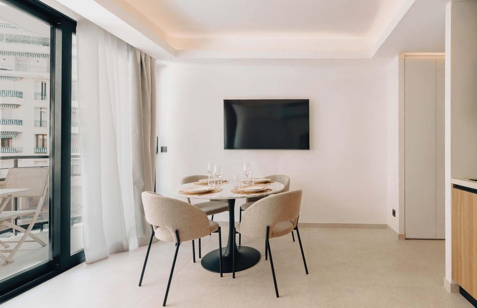 TV and multimedia, Living room, Seating area, Dining area