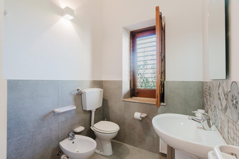 Bathroom, Living room