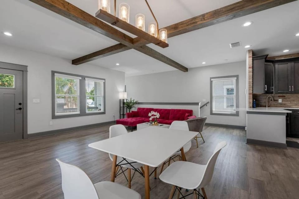 Sleeps 20! Luxe 6 BDRM 4 BTH Duplex - Downtown TPA House in Tampa