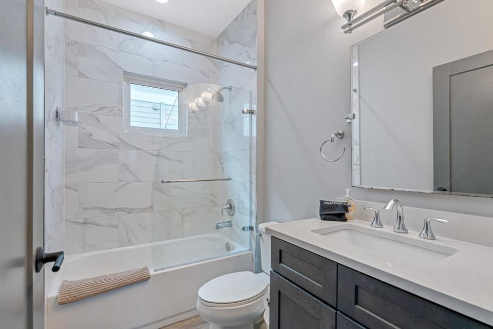 Sleeps 20! Luxe 6 BDRM 4 BTH Duplex - Downtown TPA House in Tampa