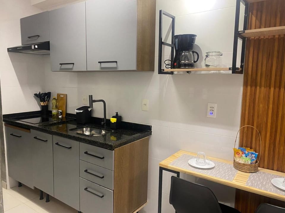 Coffee/tea facilities, Kitchen or kitchenette, stove