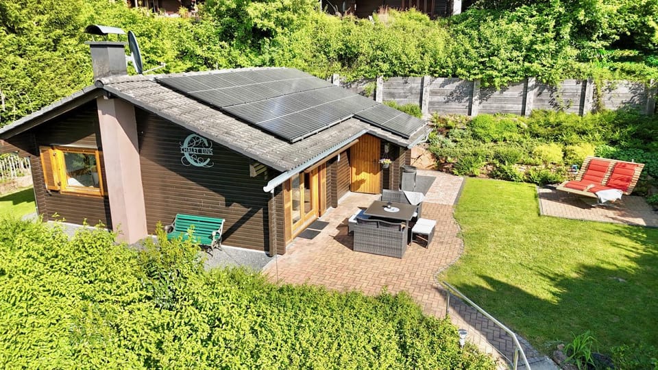 Property building, Spring, Day, Garden, Garden, Seating area, sunbed