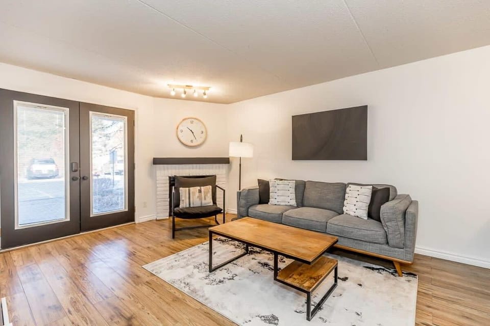 The Landing Pad - Condo in Collingwood House in Collingwood