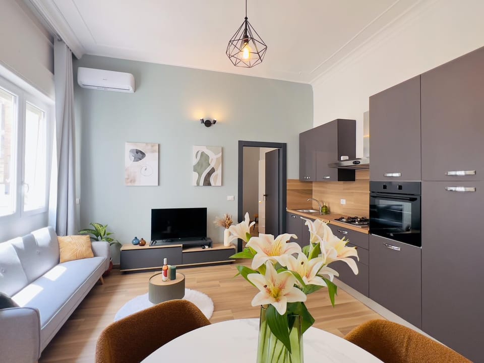 TV and multimedia, Kitchen or kitchenette, Living room, Seating area, Dining area