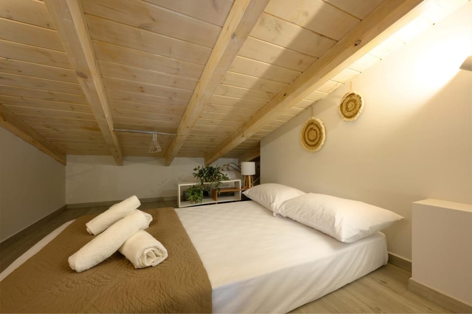 Bedroom, towels
