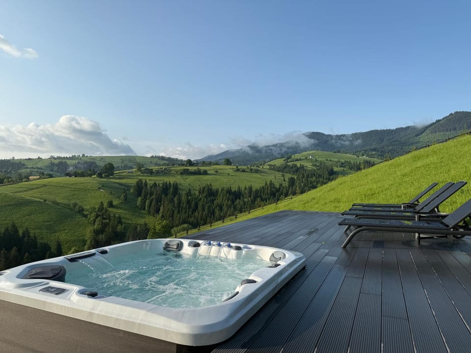 Day, Natural landscape, Hot Tub, Mountain view, Swimming pool, sunbed