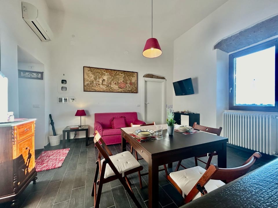Communal lounge/ TV room, TV and multimedia, Living room, Seating area, Dining area, Evening entertainment, air conditioner