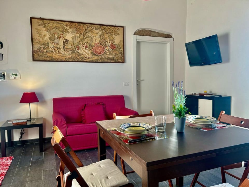 TV and multimedia, Living room, Seating area, Dining area