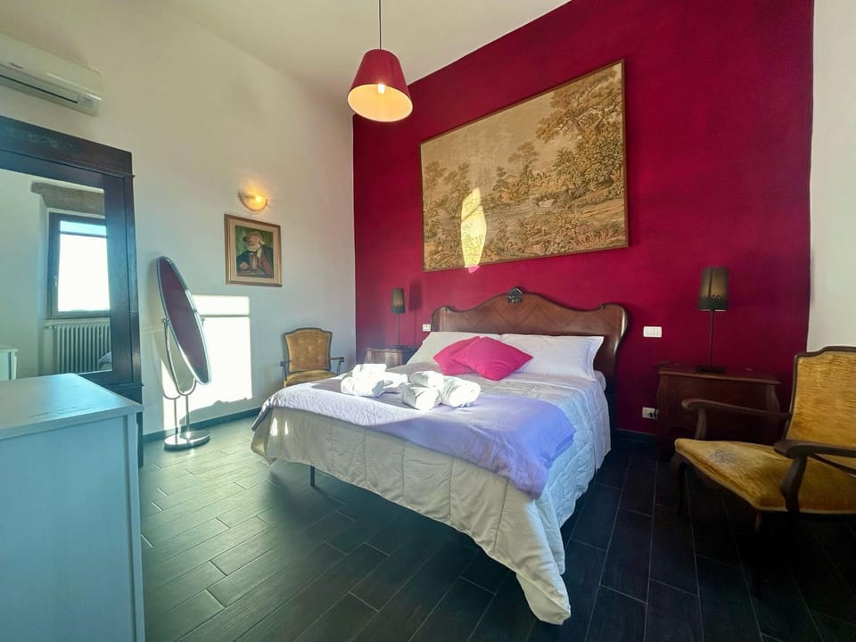 Bed, Photo of the whole room, Seating area, Bedroom, towels