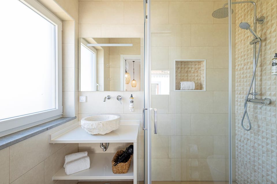 Shower, Toilet, Bathroom, towels