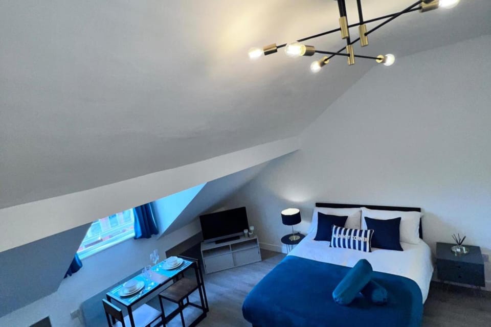 Bed, TV and multimedia, Photo of the whole room, Seating area