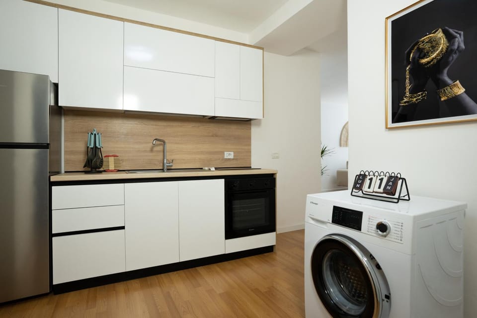 Kitchen or kitchenette, oven, washing machine