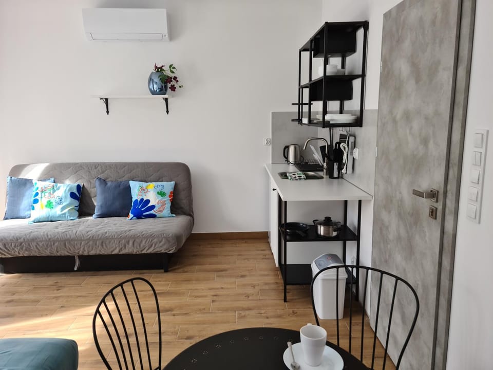 Kitchen or kitchenette, Seating area