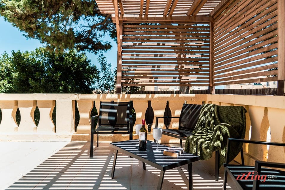 Patio, Day, Balcony/Terrace, Balcony/Terrace, Dining area