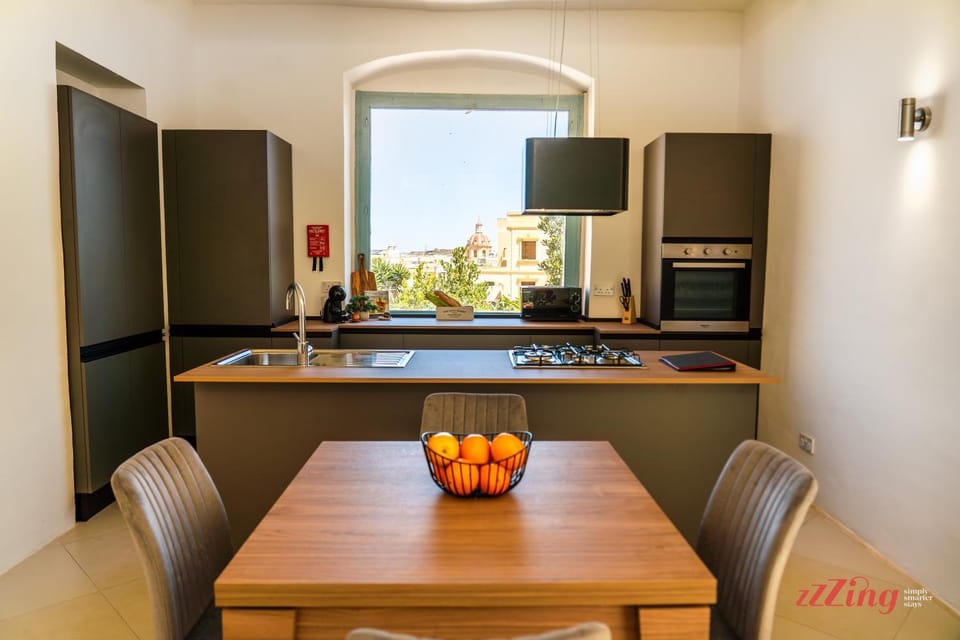 Kitchen or kitchenette, Dining area, oven, stove