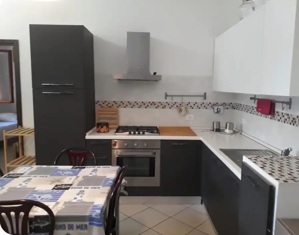 Kitchen or kitchenette, dishwasher