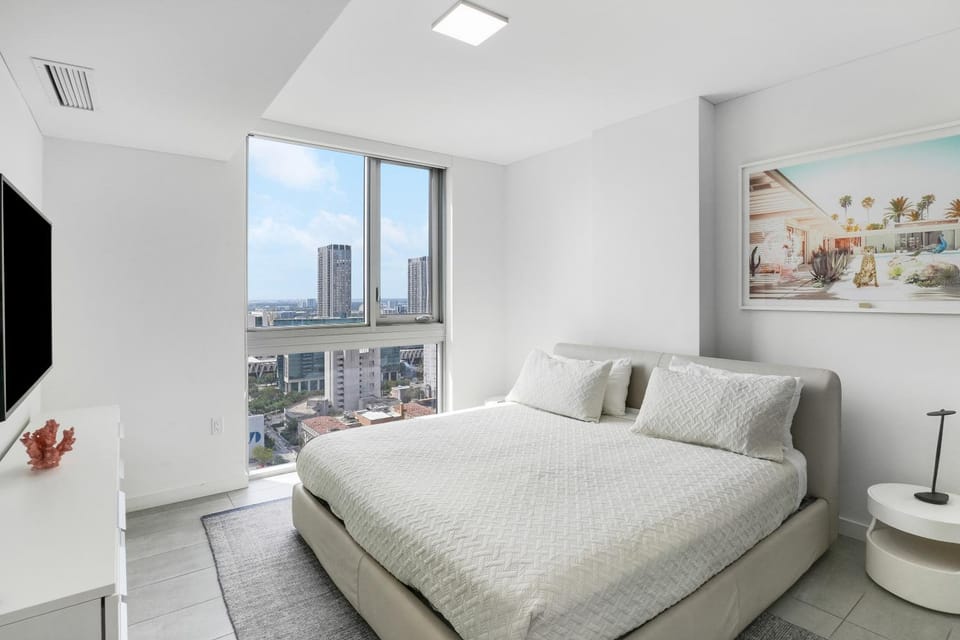 Bed, TV and multimedia, Bedroom