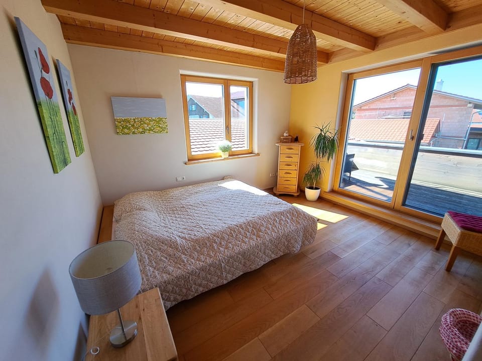 FeWo "AlpakaZeit" im ökologischen Holzhaus mit traumhafter Aussicht und Alpakas Apartment in Bavaria
