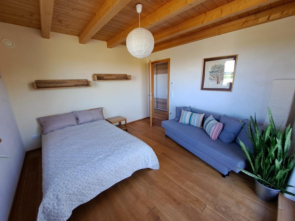 FeWo "AlpakaZeit" im ökologischen Holzhaus mit traumhafter Aussicht und Alpakas Apartment in Bavaria