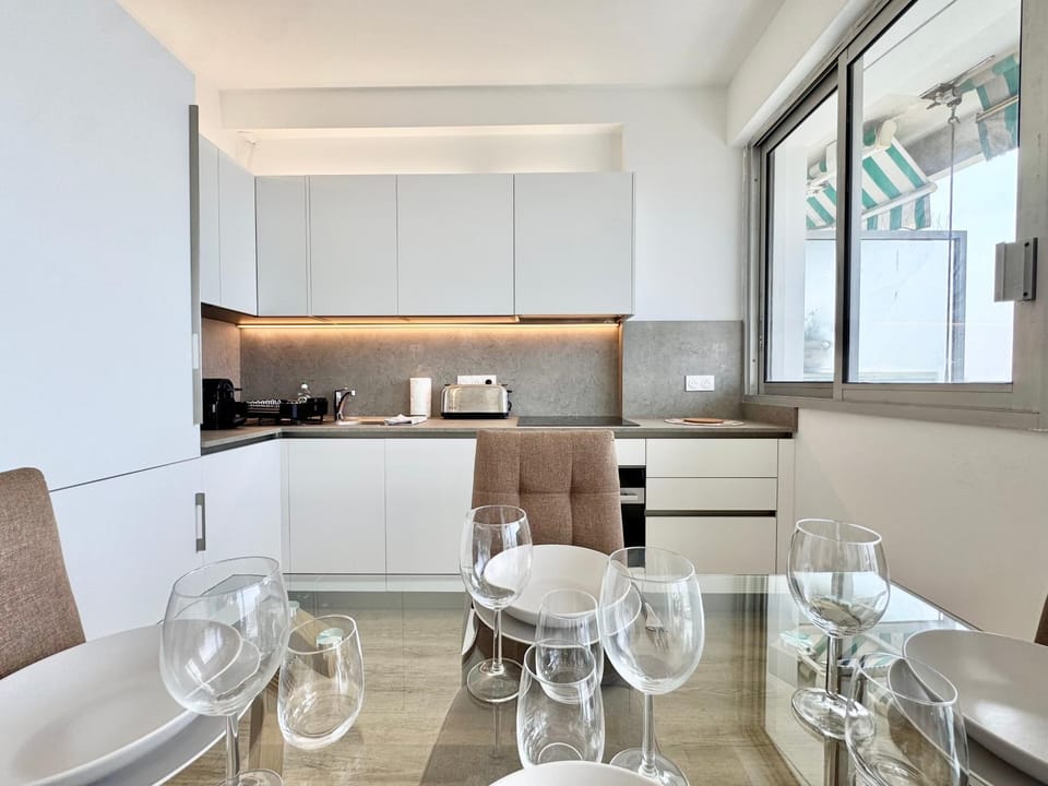 Coffee/tea facilities, Kitchen or kitchenette, Dining area, dishwasher, oven, stove, toaster
