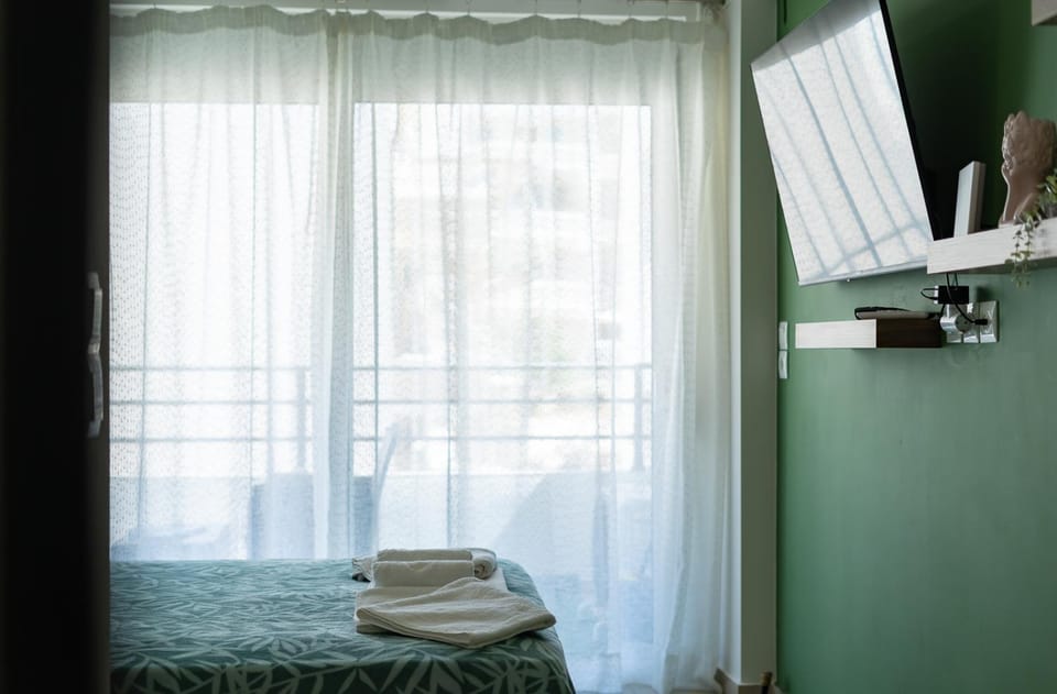 Bed, TV and multimedia, Bedroom, towels