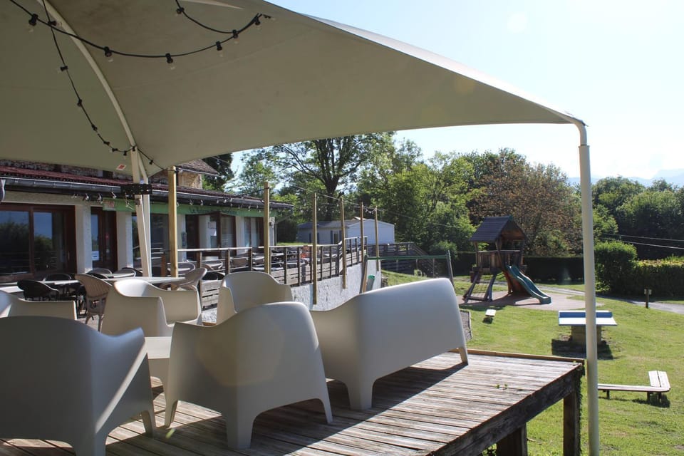 Property building, Patio, Restaurant/places to eat, Living room, Seating area, Breakfast
