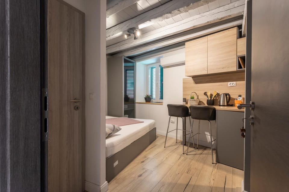 Bed, Kitchen or kitchenette, Dining area