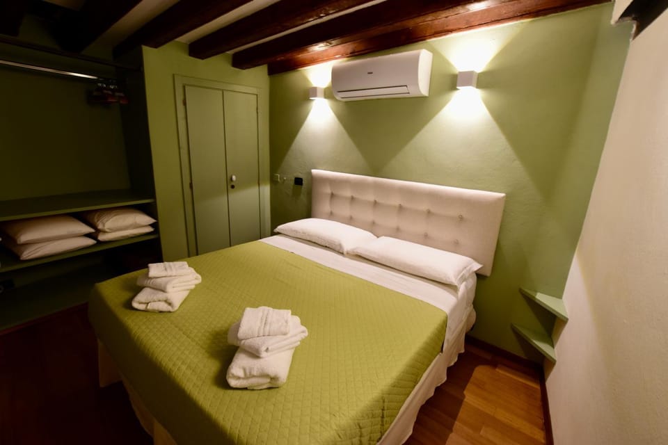 Bed, Photo of the whole room, towels