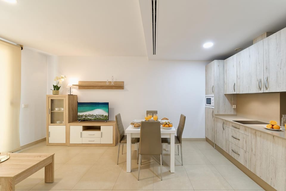 Kitchen or kitchenette, Dining area, stove