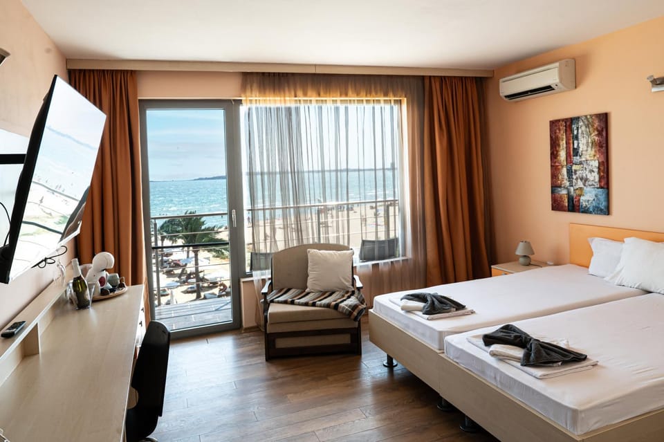 Bed, TV and multimedia, View (from property/room), Balcony/Terrace, Photo of the whole room, Seating area, Bedroom, Sea view, hair dresser, towels, air conditioner