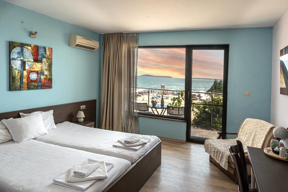 Bed, TV and multimedia, View (from property/room), Balcony/Terrace, Photo of the whole room, Seating area, Bedroom, Sea view, Family, towels