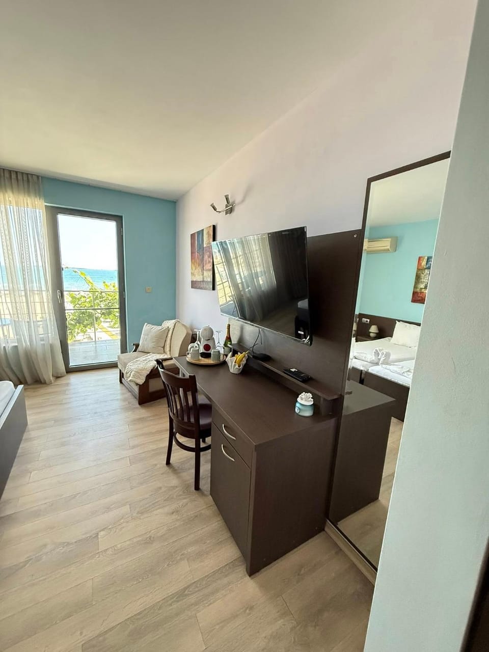 Bed, TV and multimedia, Photo of the whole room, Seating area, Bedroom, hair dresser