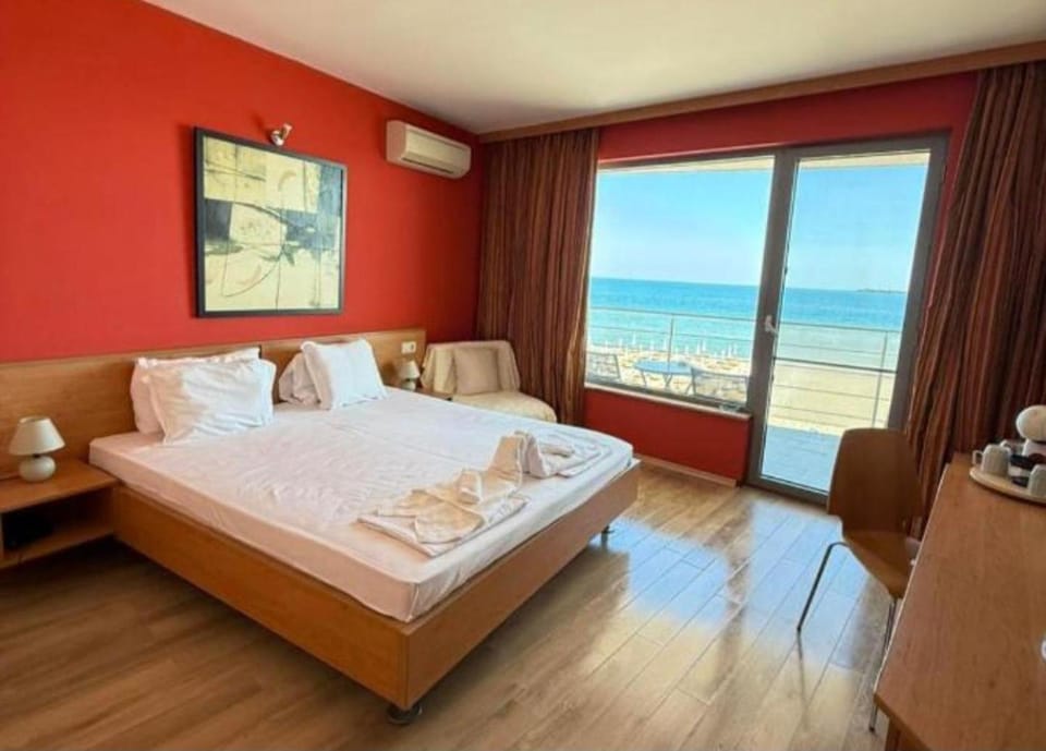 Bed, TV and multimedia, View (from property/room), Balcony/Terrace, Photo of the whole room, Seating area, Beach, Bedroom, Sea view, towels