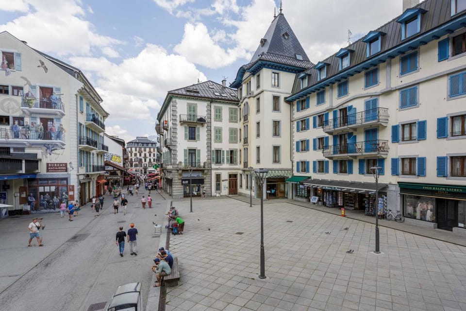 Balcony/Terrace, Street view, Shopping Area
