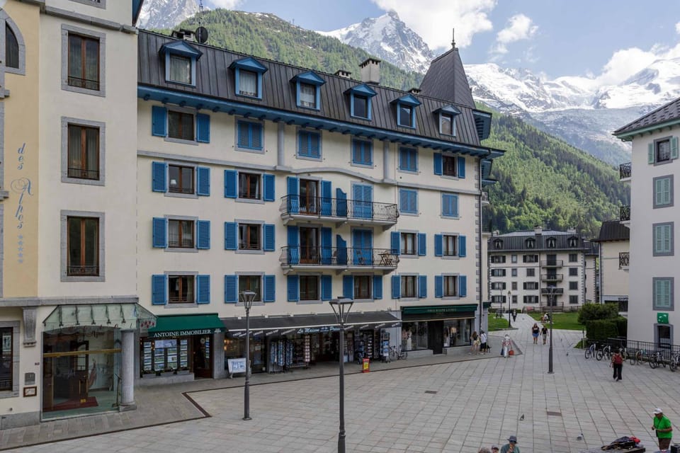 Balcony/Terrace, Mountain view, Street view