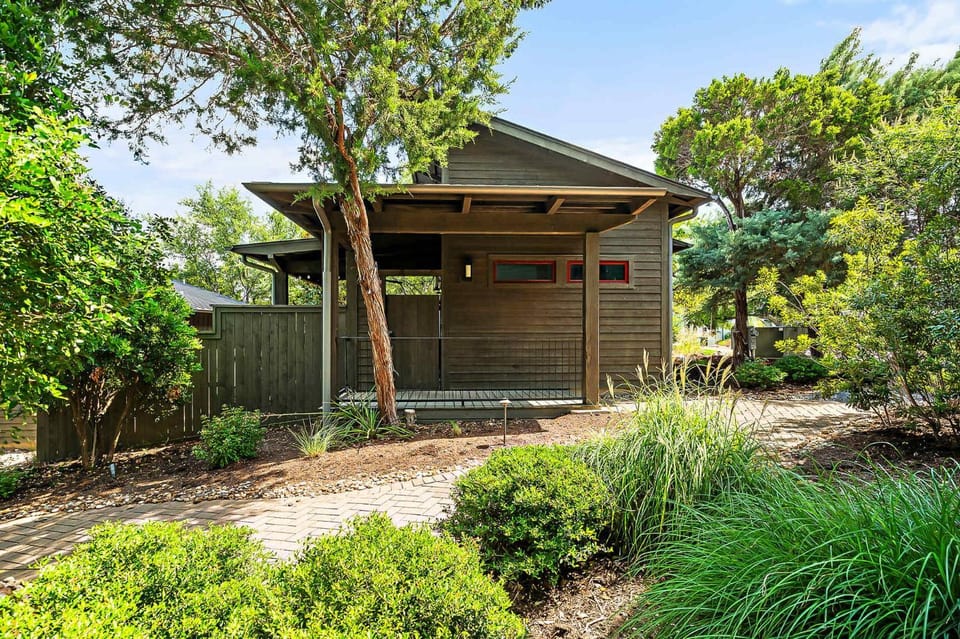 Cozy Lake Cabin - 1BR - Pickleball - BBQ - Firepit Cabin in Lake Travis