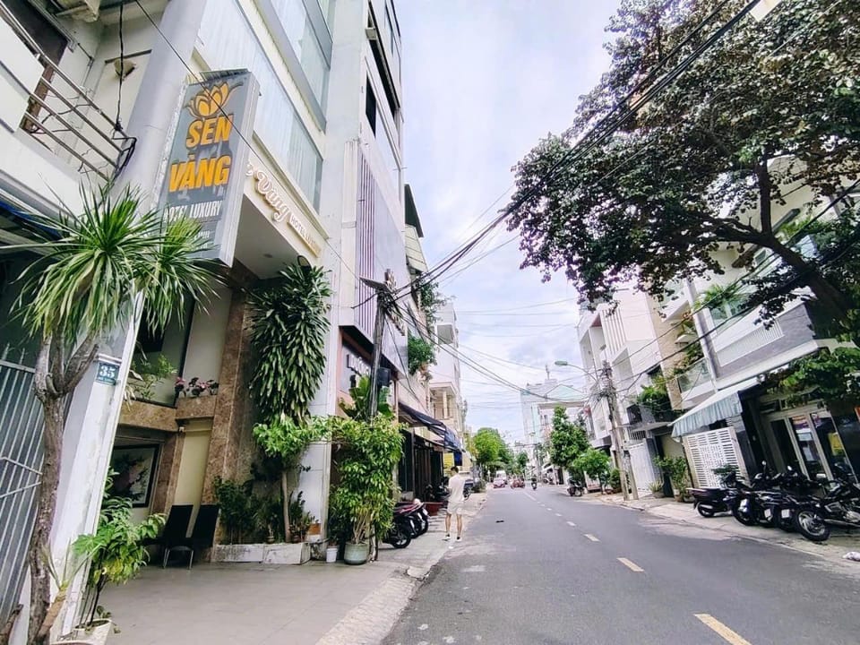 Property building, Day, Neighbourhood, City view, Street view, Location