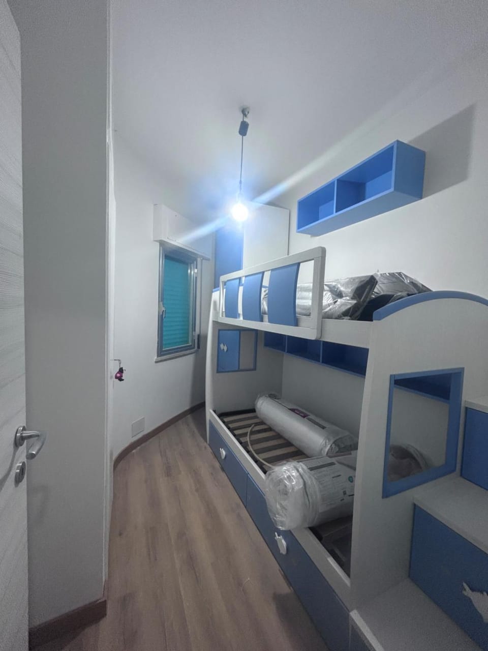 Seating area, Bedroom, bunk bed
